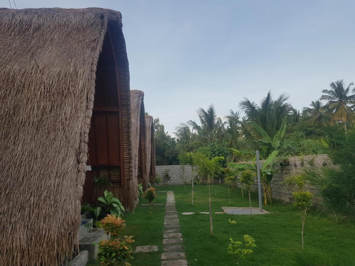 Tropical Sunday Bungalow - Surf And Stay Selong Belanak Exterior foto